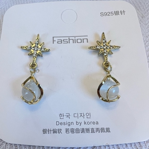 Snowflake & Faux Pearl Earring - Picture 1 of 2